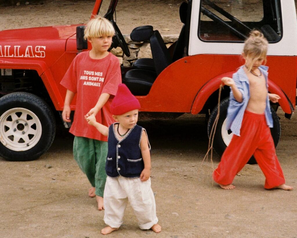 風景の中でZIGGY ZAZAを着ている子ども